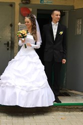 свадебные платья невесты и костюмы  жениха  недорого продажа и прокат