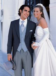 свадебные платья невесты и костюмы  жениха  недорого 