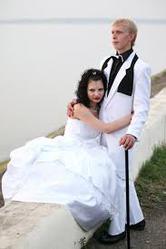 свадебные платья невесты и костюмы  жениха -недорого